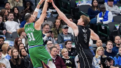 华体会官方网站入口-克莱生涯三分命中达2800个，成为NBA历史第五位达此成就的球员